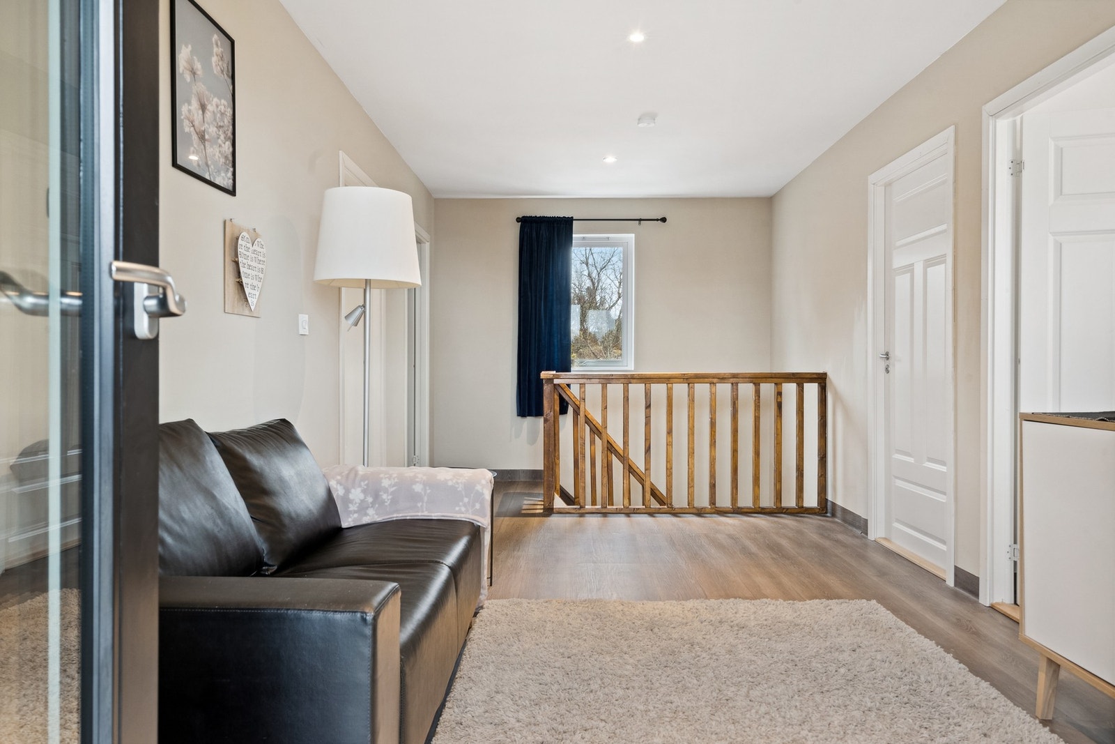 Gangen/loftstuen passer ypperlig som ekstra tv-stue eller lekerom for de minste. Galleribilde