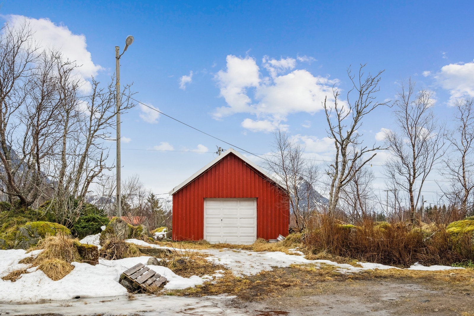 Garasjen er av ukjent byggeår og holder lav standard. Galleribilde