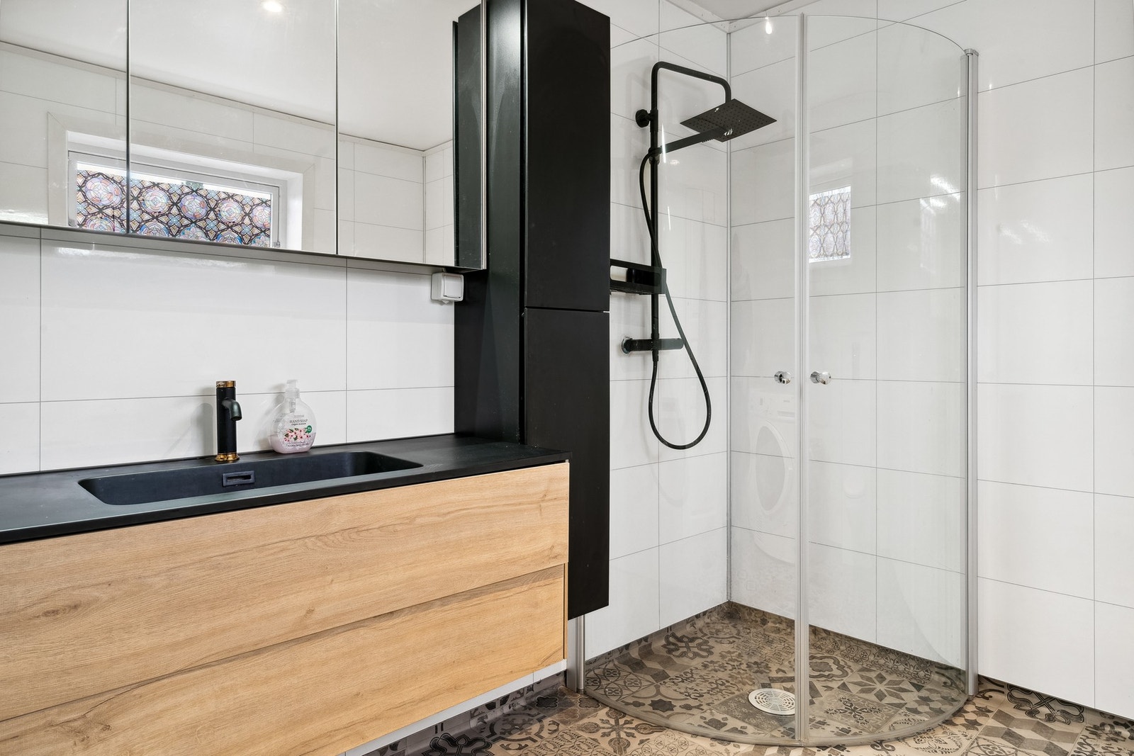 Badet er utstyrt med vegghengt toalett, dusj og servant med skap. Galleribilde