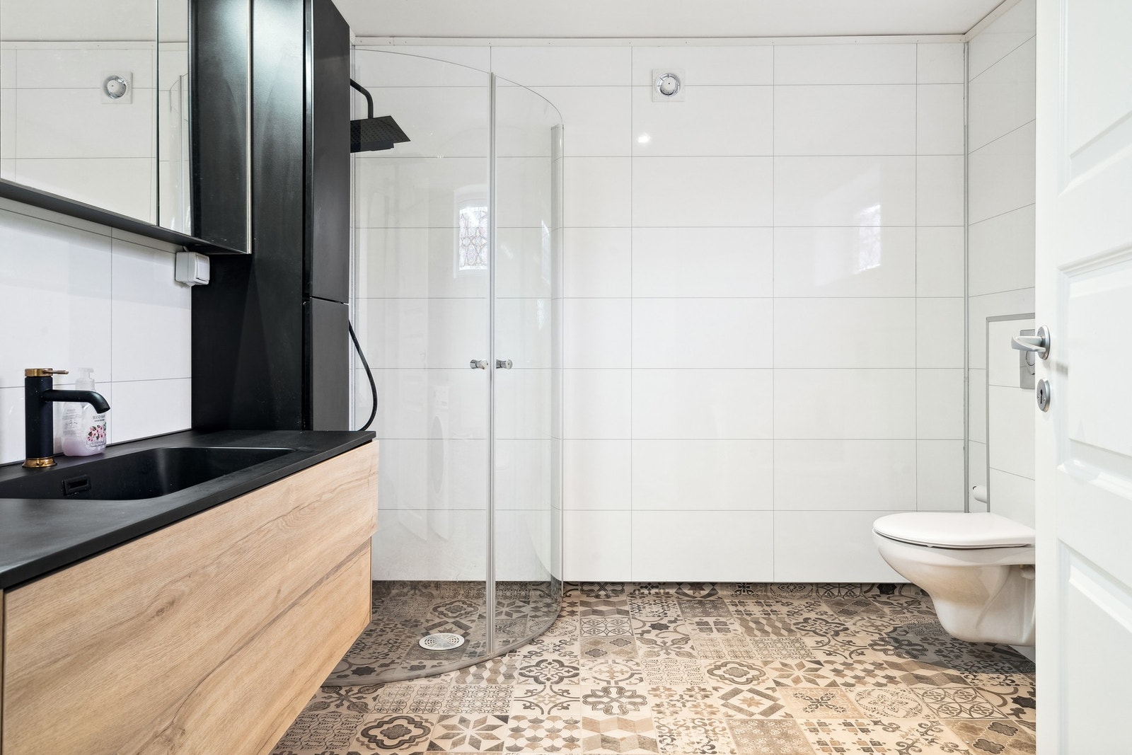 Stilrent bad fra 2023 med varmekabler og belegg på gulv, og våtromsplater på vegger. Galleribilde