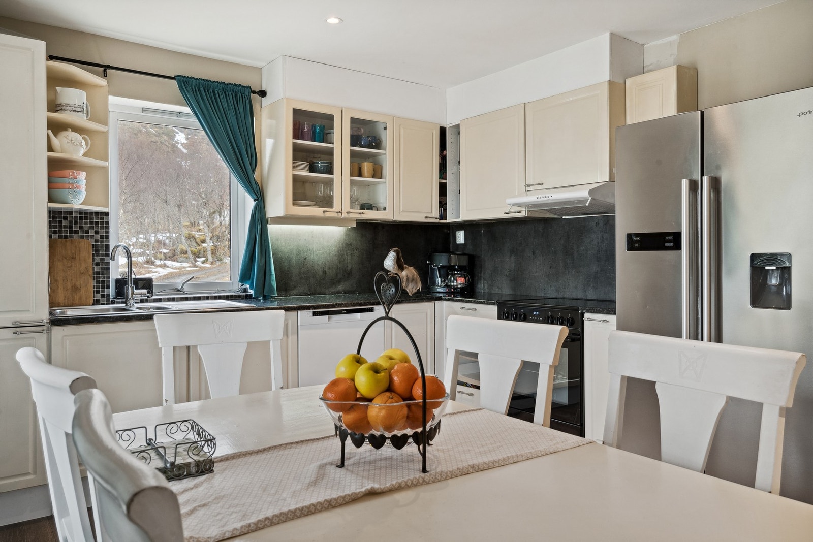 Kjøkkenet byr på god oppbevarings- og benkeplass. Galleribilde