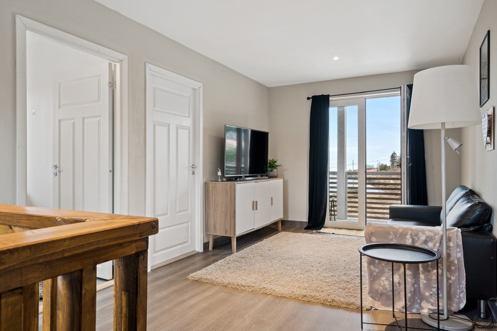 Fra gangen/loftstuen er det dør inn til 3 soverom og toalettrom. Samt utgang til veranda. Galleribilde