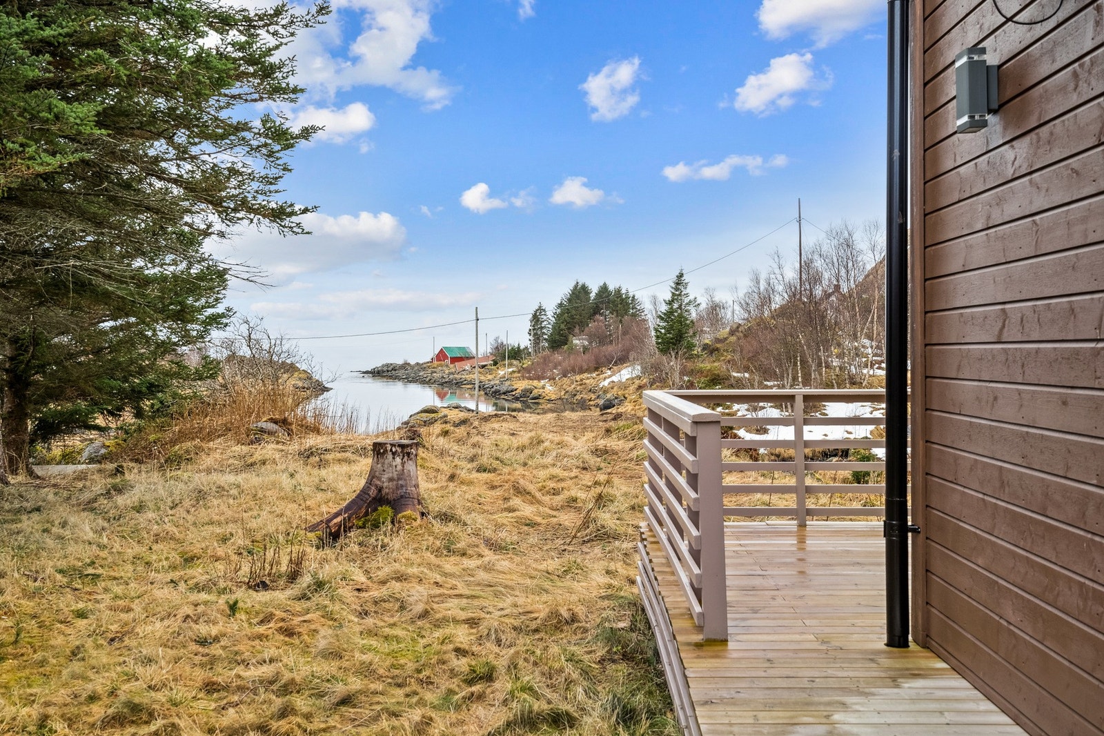Stilig funkishus beliggende på Valberg i naturskjønne omgivelser med umiddelbar nærhet til sjøen og naturen rundt. Galleribilde