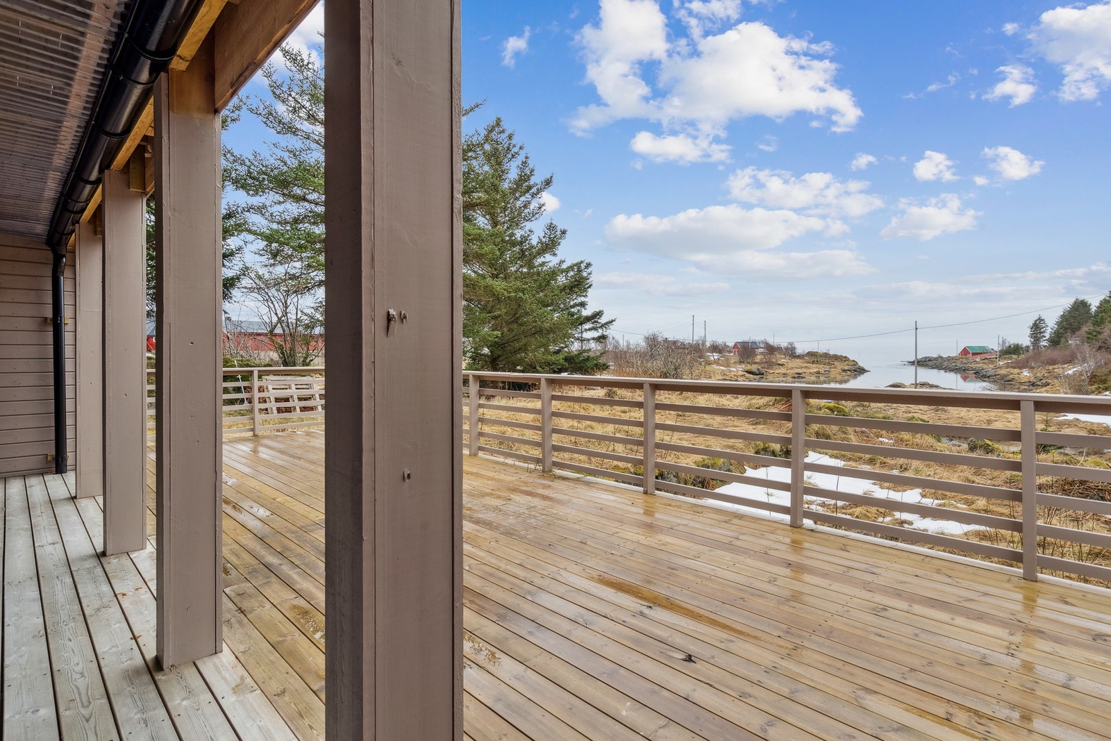 Terrassen er av romslig størrelse og byr på gode møbleringsmuligheter og er enkelt å dele inn i flere naturlige sittesoner. Galleribilde