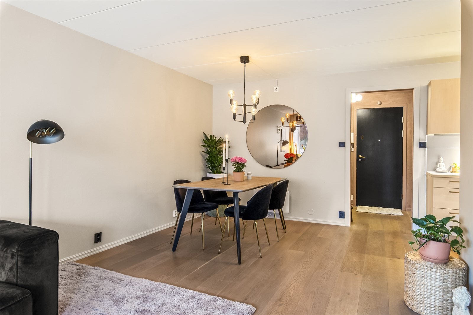 Den åpne planløsningen mellom kjøkkenet og stuen gir en følelse av romslighet og innbydende atmosfære. Galleribilde