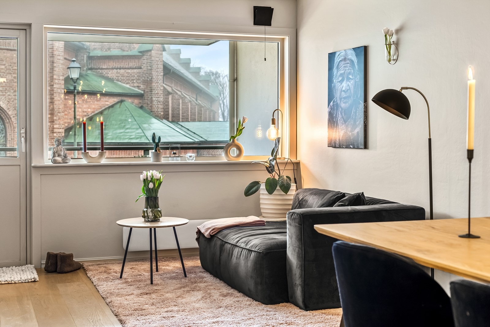 Utsikten fra stuen og den store, solfylte terrassen på hele 35 kvadratmeter er intet mindre enn imponerende. Med en fantastisk utsikt over domkirken og det sjarmerende nabolaget, kan du nyte solen fra morgen til kveld og skape minnerike øyeblikk utendørs. Galleribilde