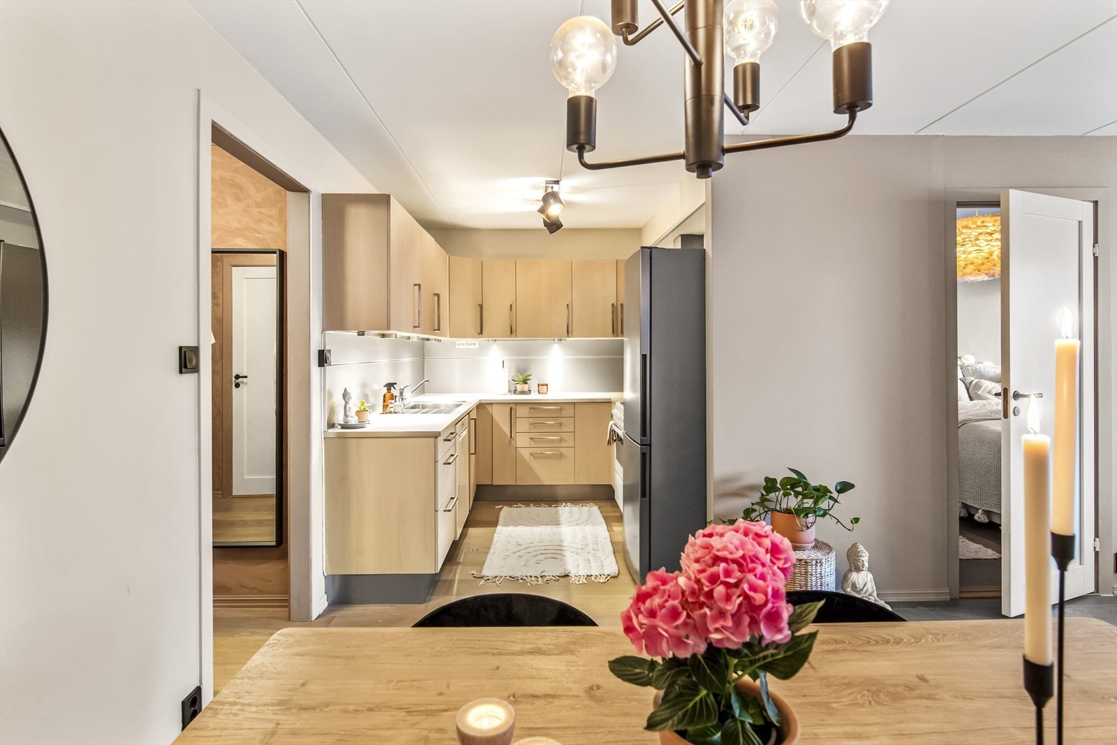 Kjøkkenet er utstyrt med moderne innredning, og stuen er smakfullt malt i en lys og trendy gråfarge. Galleribilde