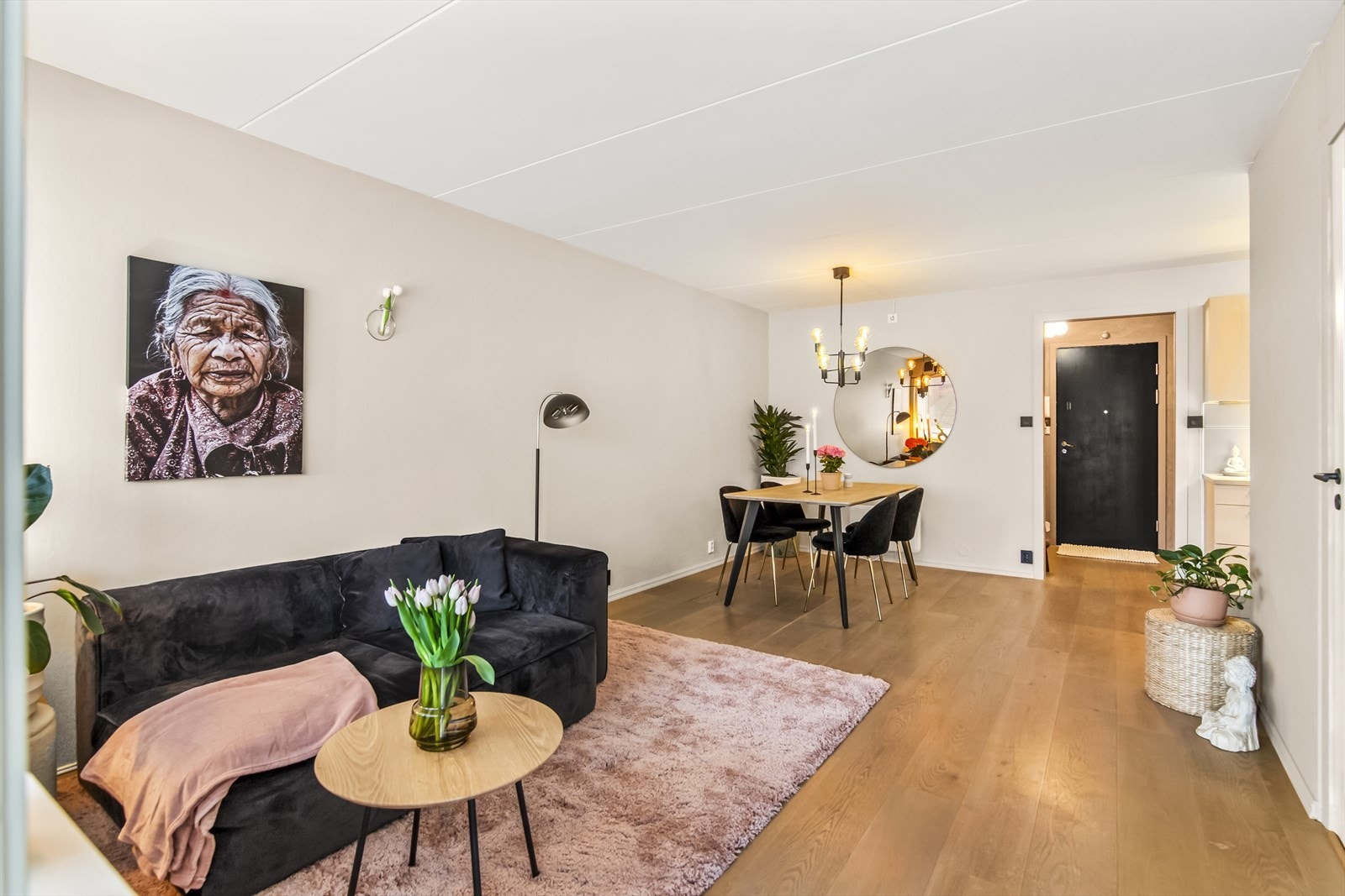 Eikeparkett i enstavsdesign ble lagt på kjøkkenet, i stuen og gangen i 2018, sammen med nye gulvlister. Galleribilde
