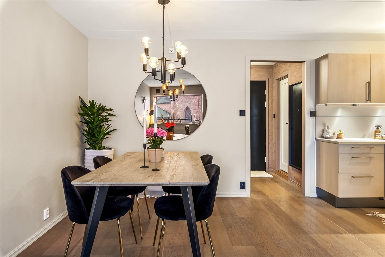 Velkommen til denne fantastiske leiligheten i hjertet av et av byens mest ettertraktede områder! Med en moderne og stilfull innredning, inviterer denne boligen deg til å oppleve komfortabel og elegant byliv. Galleribilde