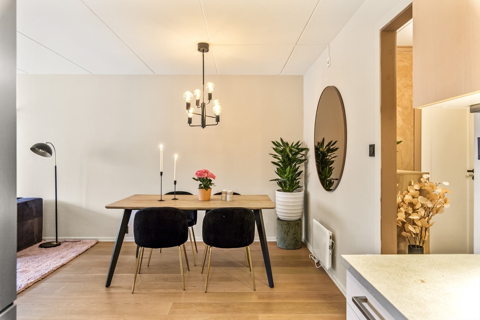 Her er det god plass til å samle venner og familie rundt spisebordet eller i den komfortable sittegruppen. Galleribilde