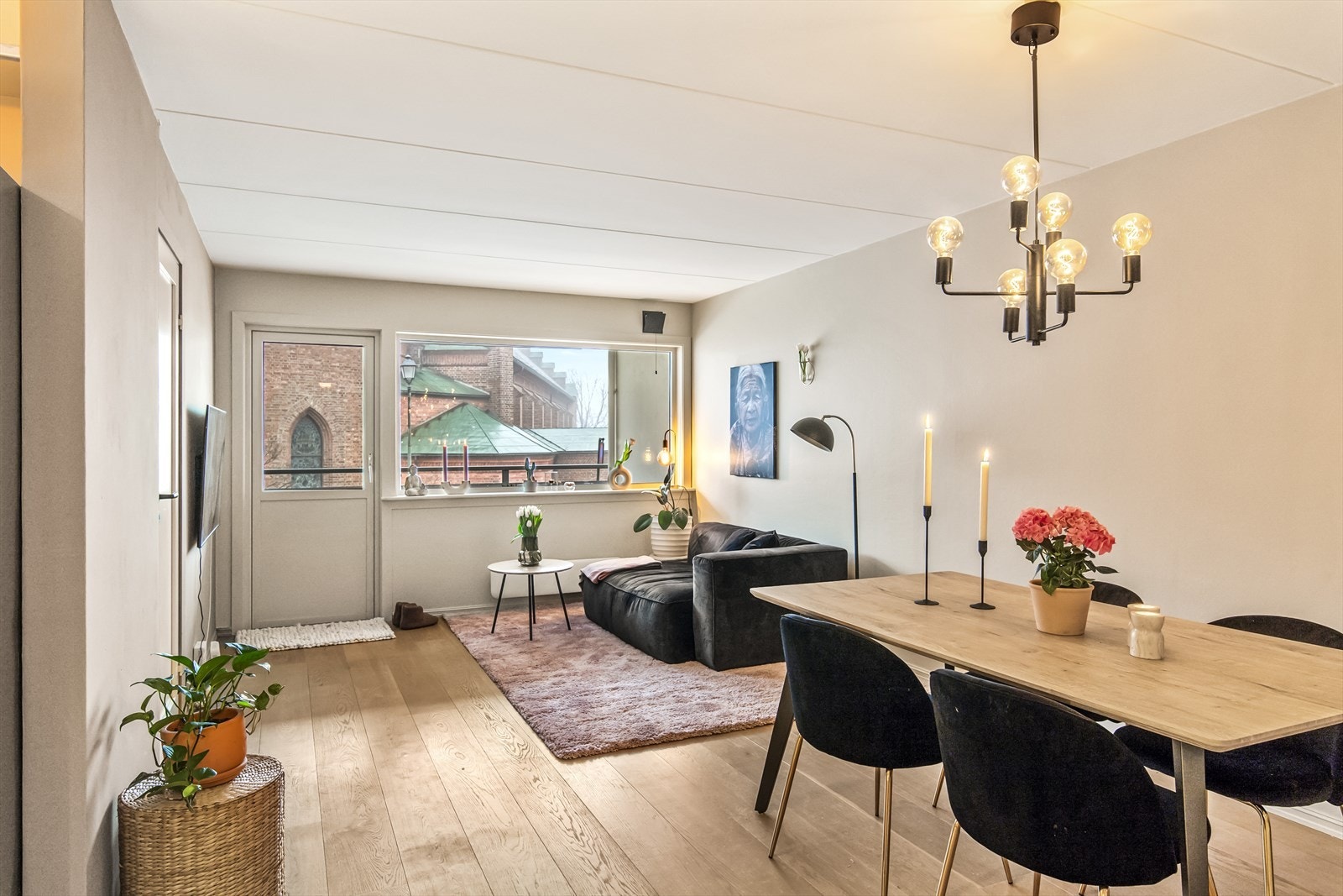 Fra stuen er det utgang til den store terrassen. Galleribilde