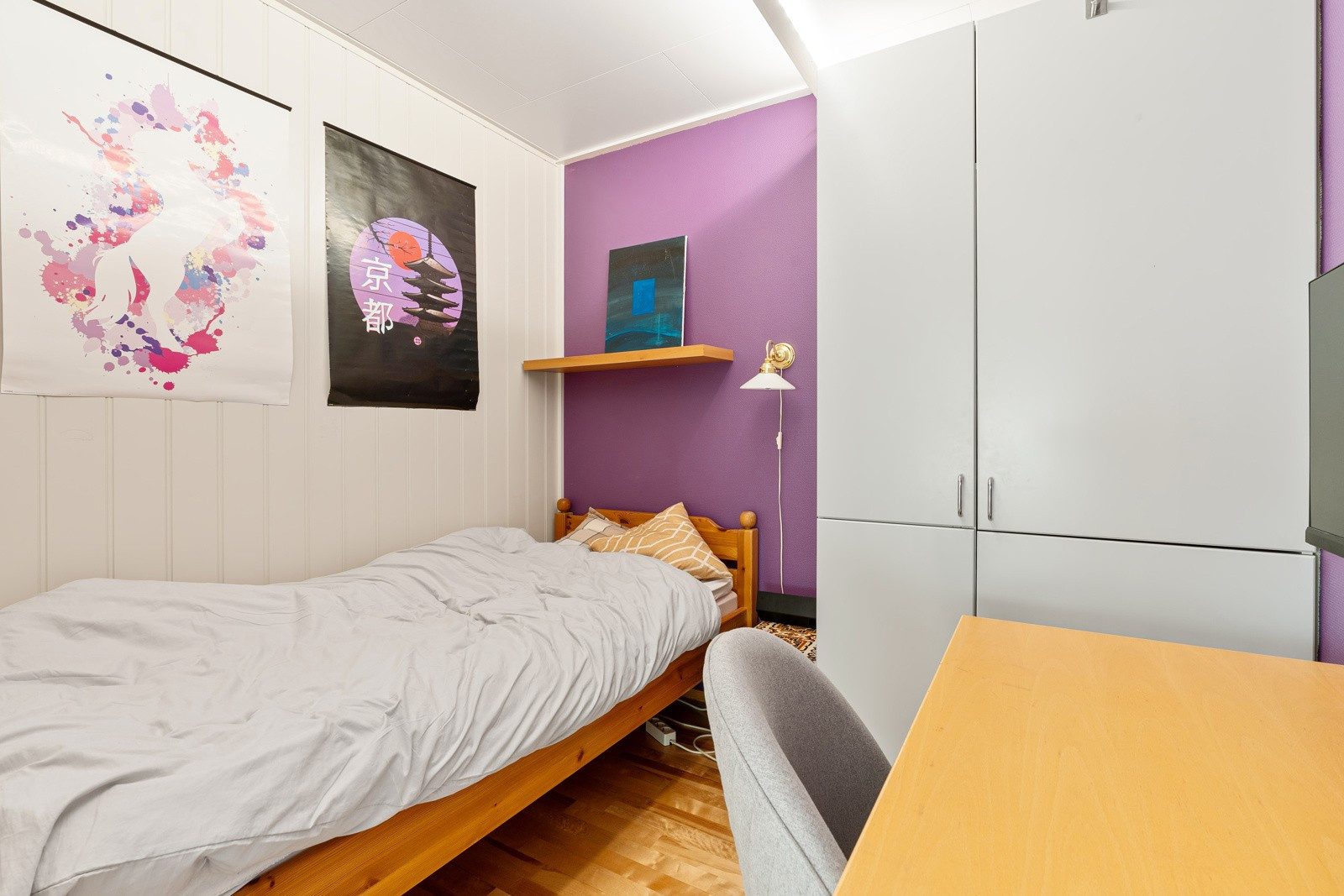 Soverommet er delt i to med lettvegg, slik at det i dag er to rom. Endringen er ikke omsøkt hos Tromsø Kommune.