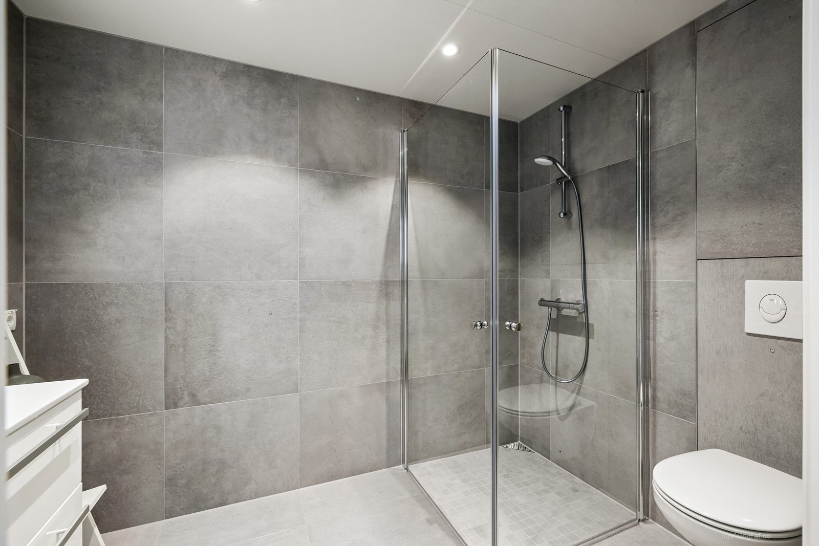 Bad nr. 2 ligger praktisk til ved barnerommet/gjesterommet. Galleribilde