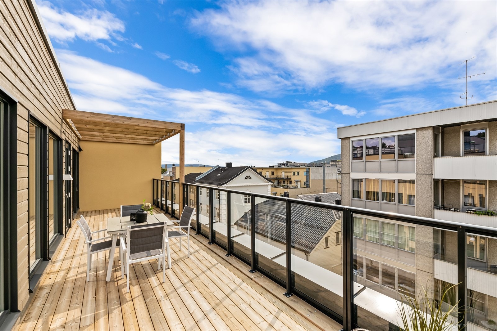 Terrassen har også en hyggelig pergola. Galleribilde