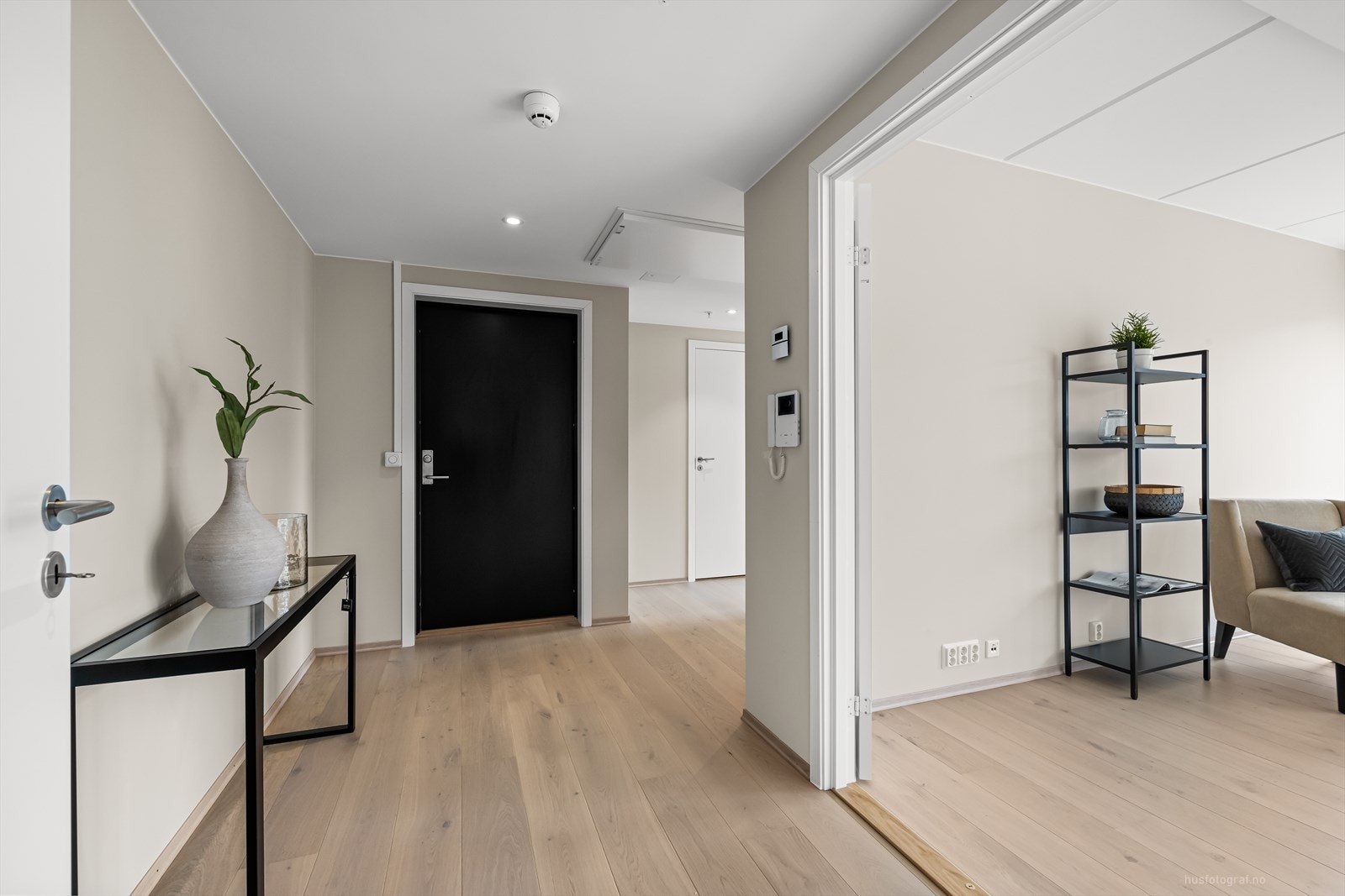 Det er dørcalling med video og heis til alle plan. Galleribilde