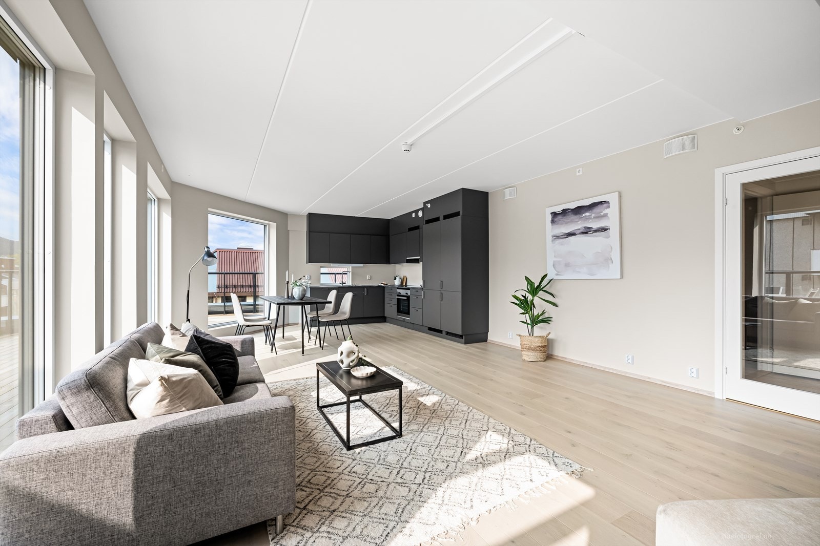 Store vindusflater med ekstra høyde gir et luftig og lyst preg. Galleribilde