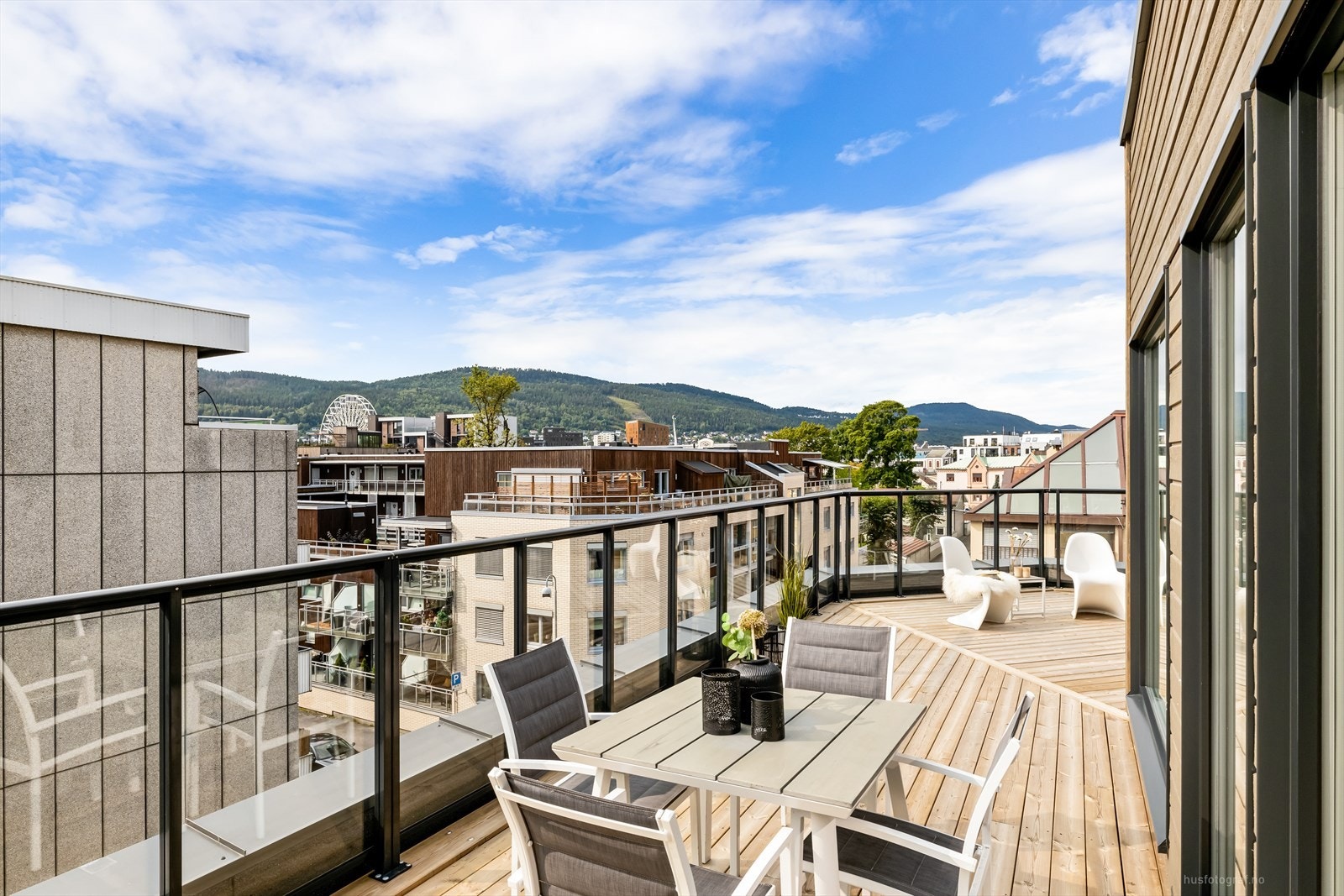 Fra stuen er det utgang til en egen privat takterrasse på hele 66 kvm! Galleribilde