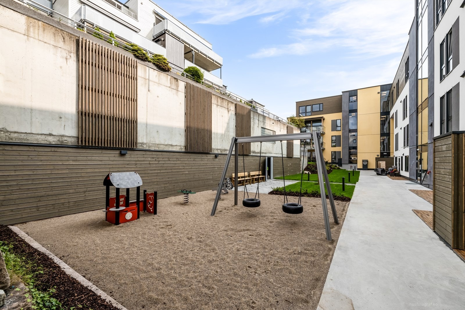 Her finnes det også lekeplass med lekeapparater til de minste. Galleribilde