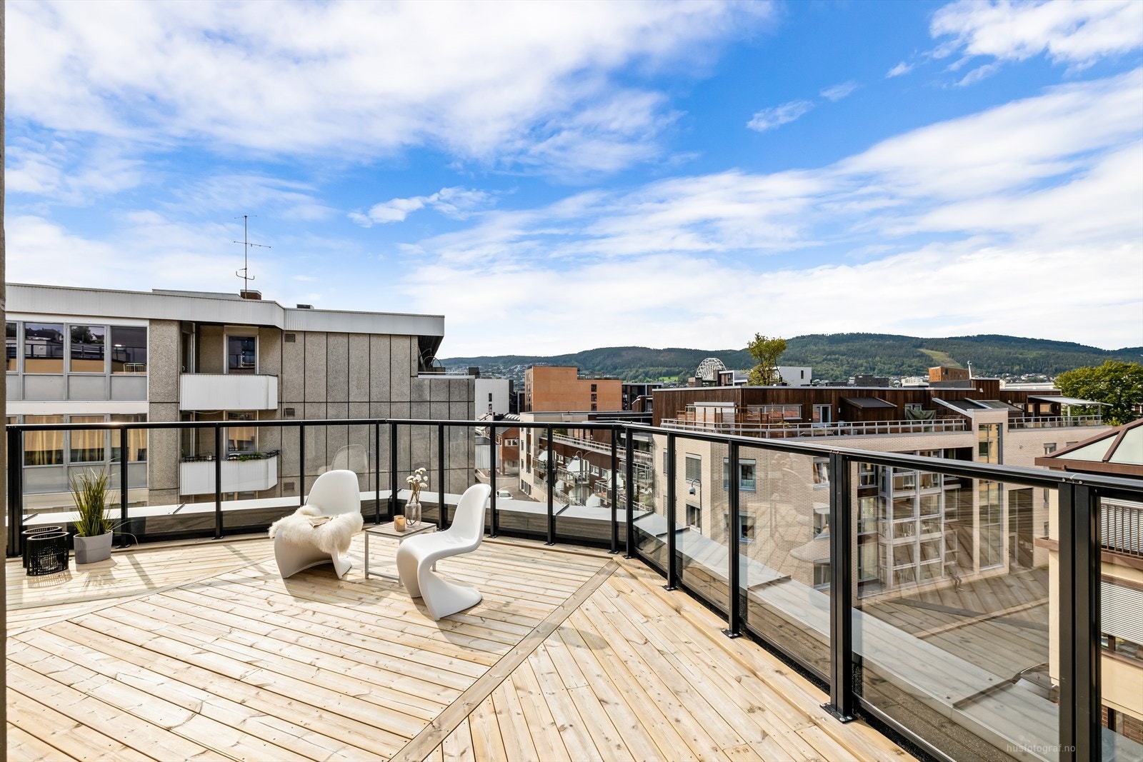 Terrassen ligger sørvest-vendt og har svært gode solforhold. Galleribilde