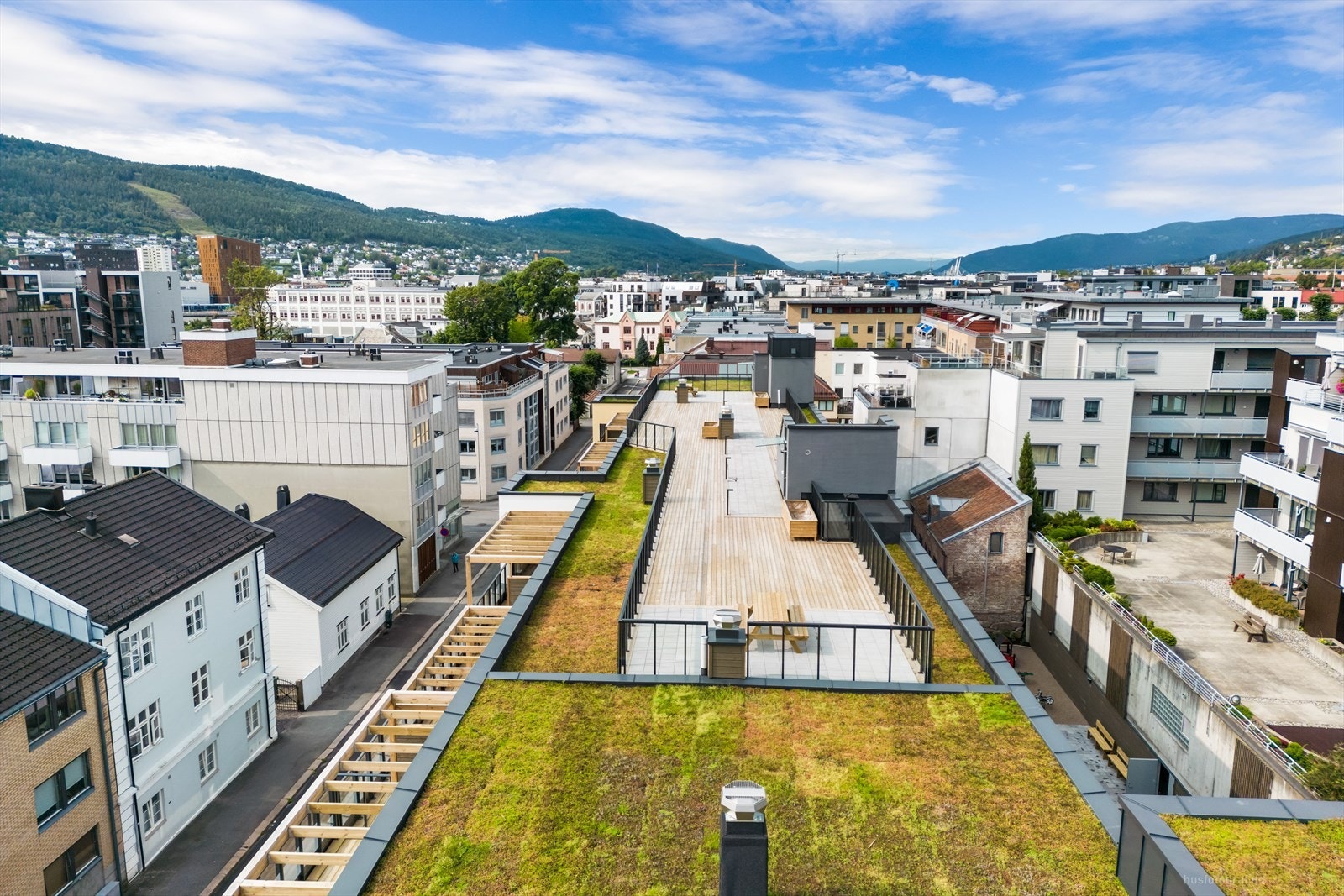 På toppen av St. Halvardkvartalet finner du en stor, herlig og solrik takterrasse, som kan brukes av alle beboerne. Galleribilde