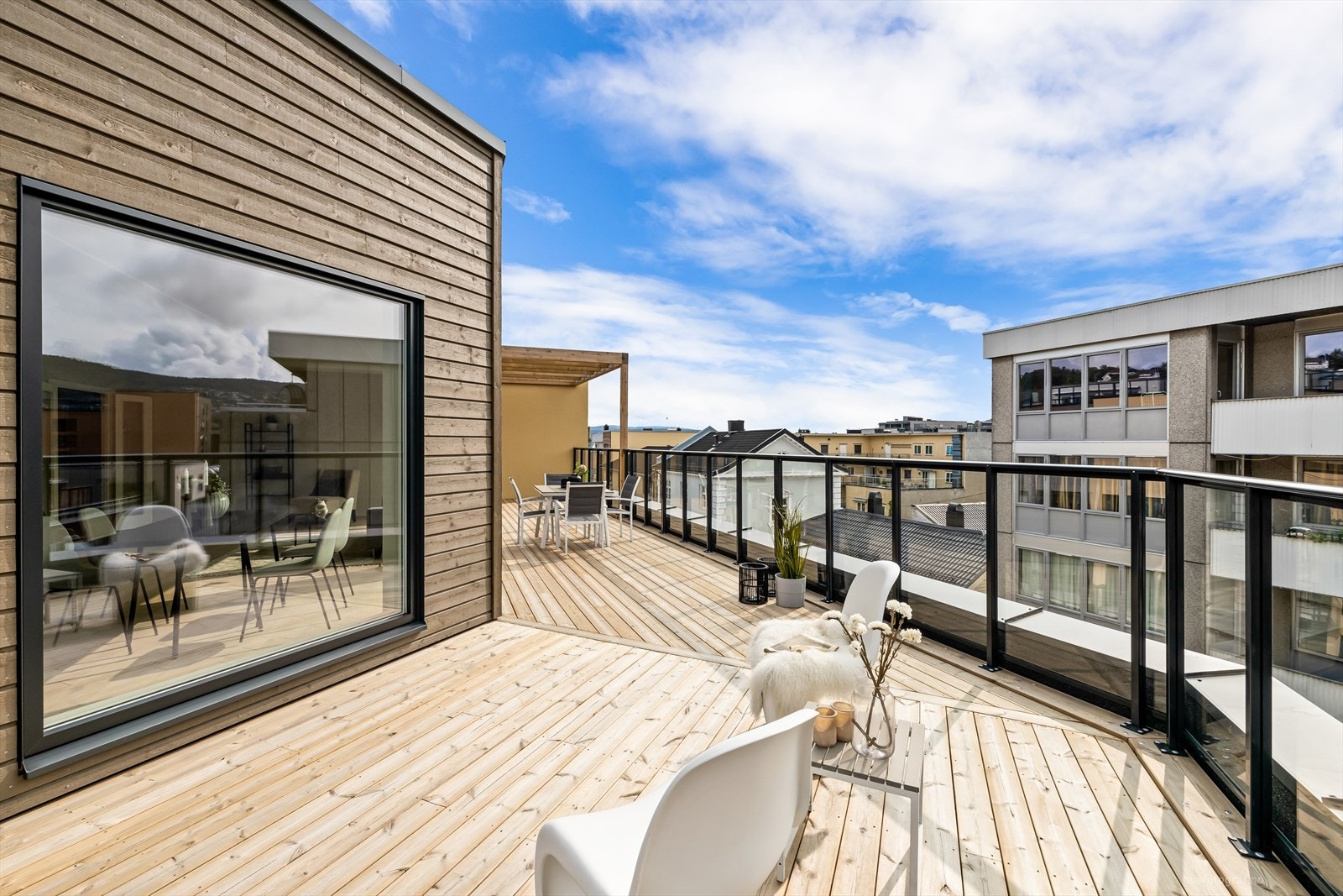 På terrassen kan du enkelt møblere med både sitte- og spisegrupper. Galleribilde