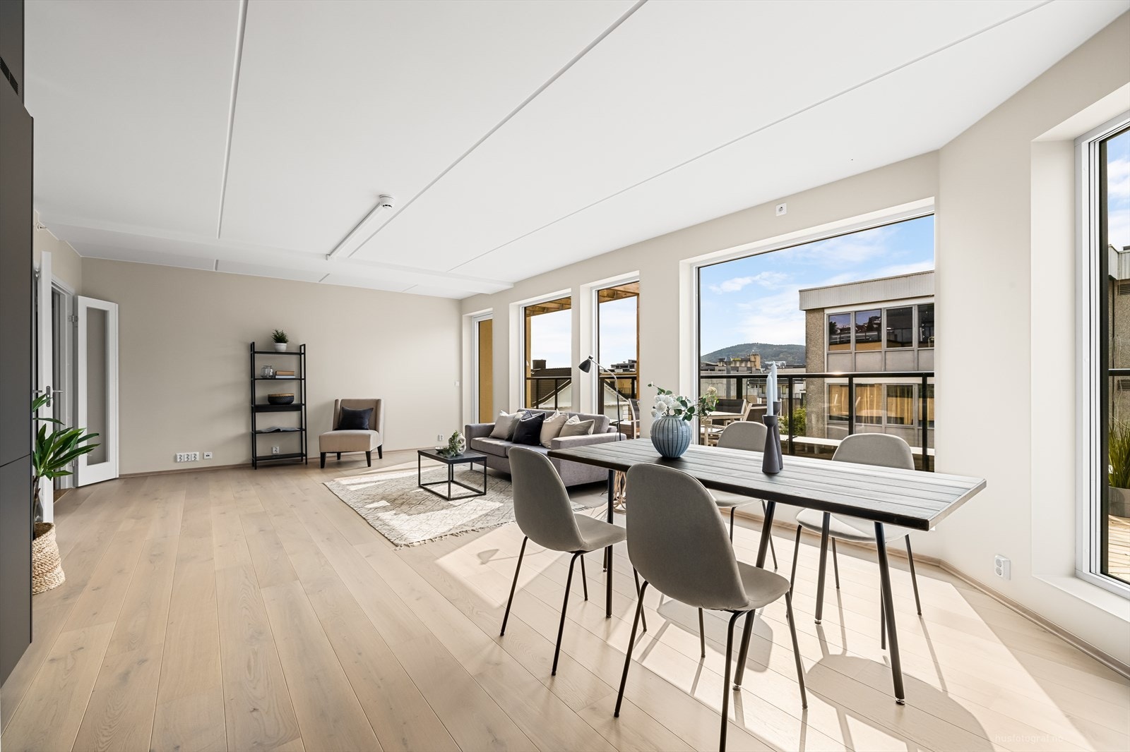 Det er godt med plass til både stor spisestue, sofa og lenestoler. Galleribilde