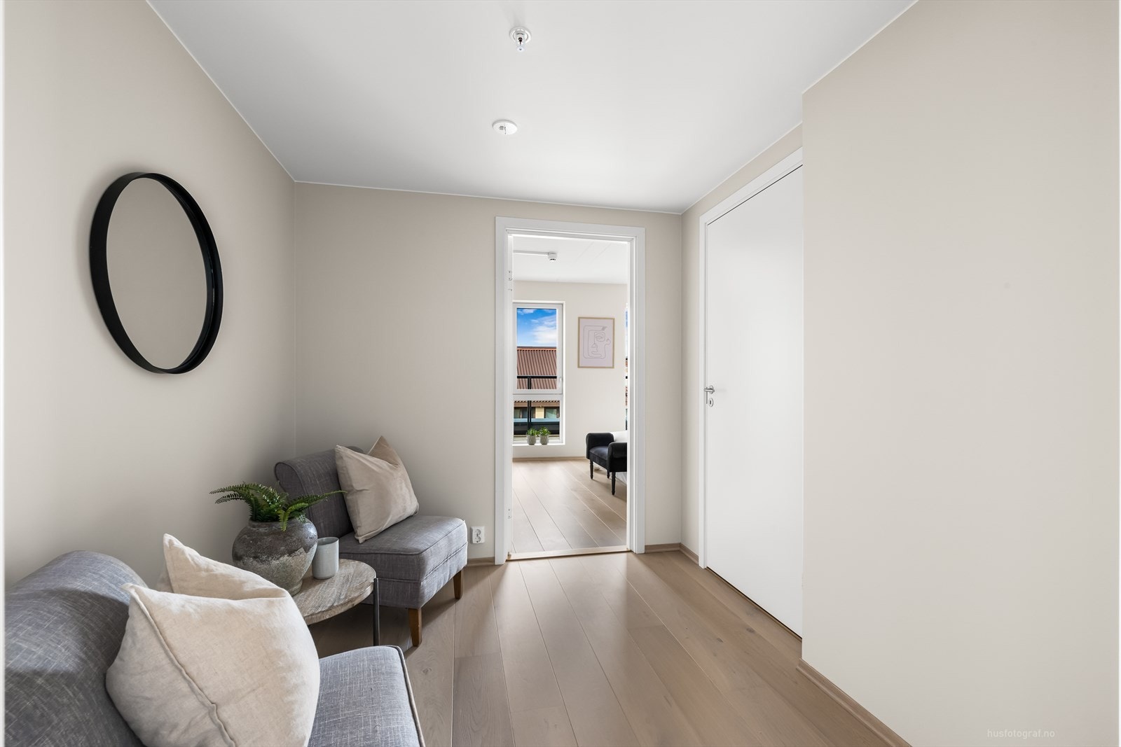 Hovedsoverommet ligger i suiteløsning med eget bad, eget omkledningsrom og en praktisk bod. Galleribilde