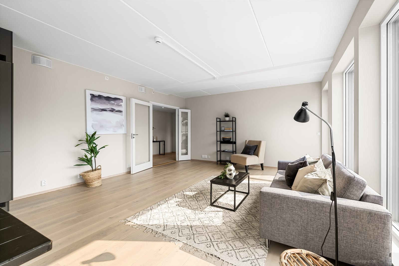 Innvendig har leiligheten tidsriktig 1-stavs eikeparkett på gulv og veggene er malt i duse fargetoner. Galleribilde