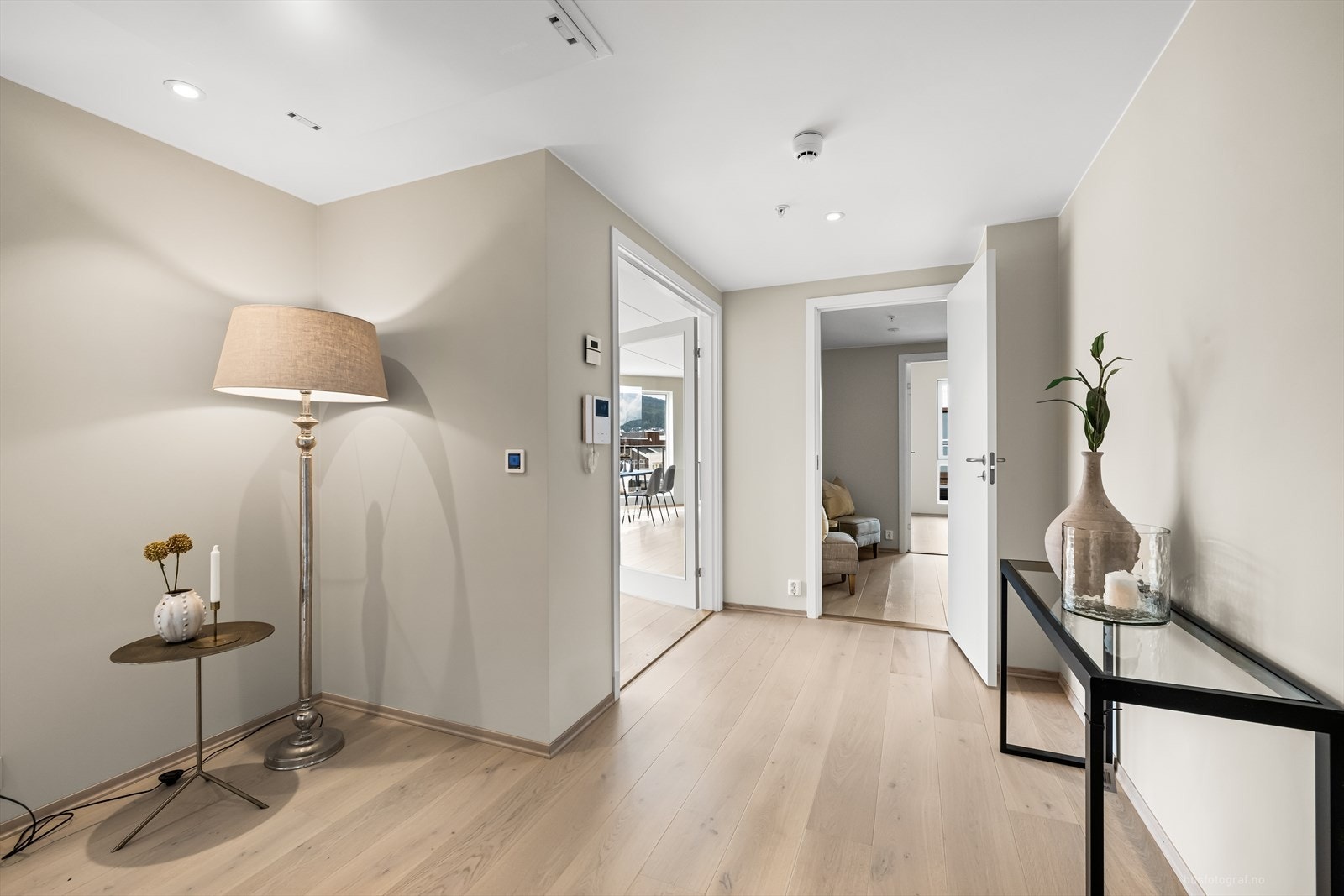 Leiligheten har en romslig entré hvor det er god plass for garderobeskap og oppbevaring. Galleribilde