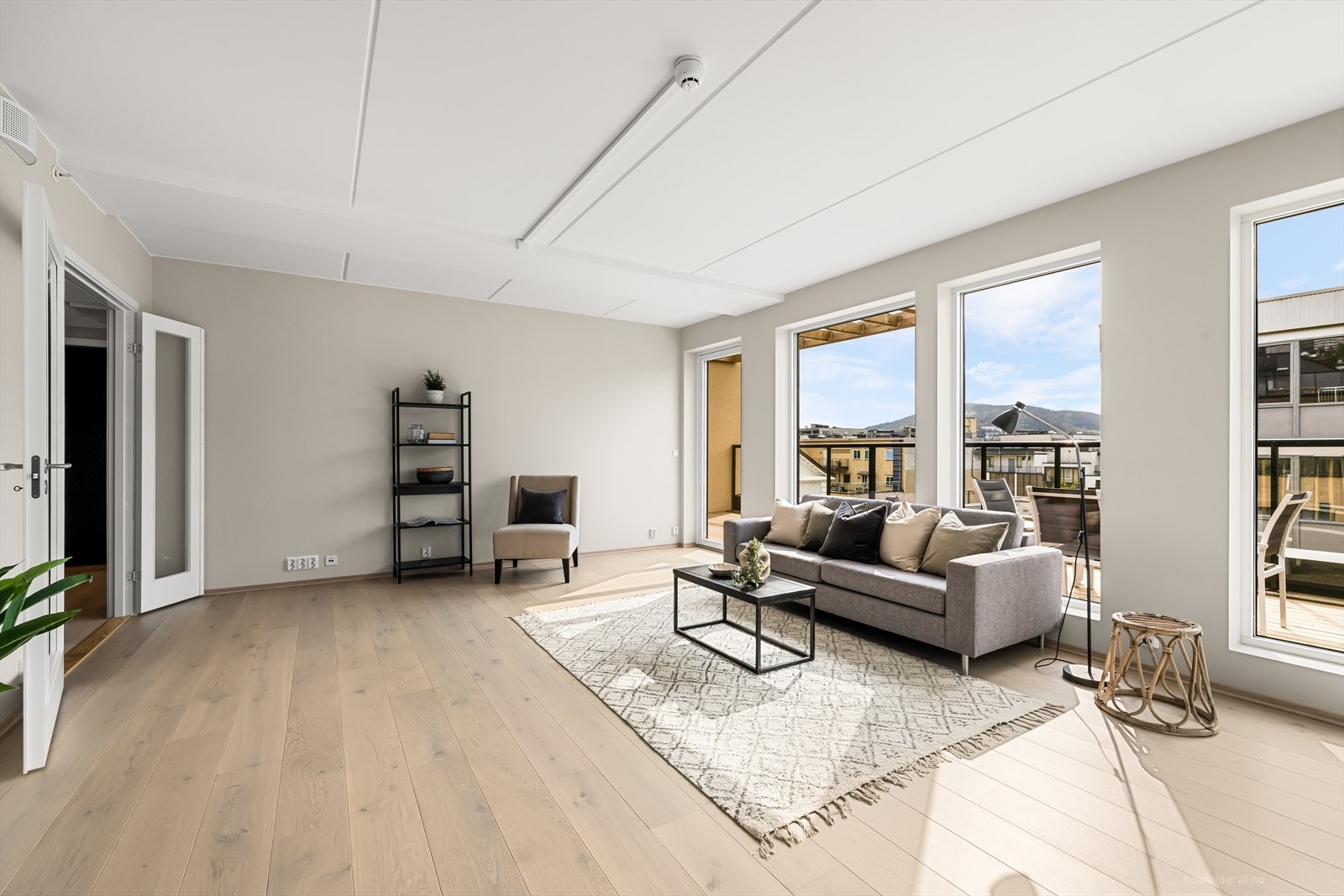 Leiligheten har en åpen stue- og kjøkkenløsning med store vindusflater og fin utsikt. Galleribilde