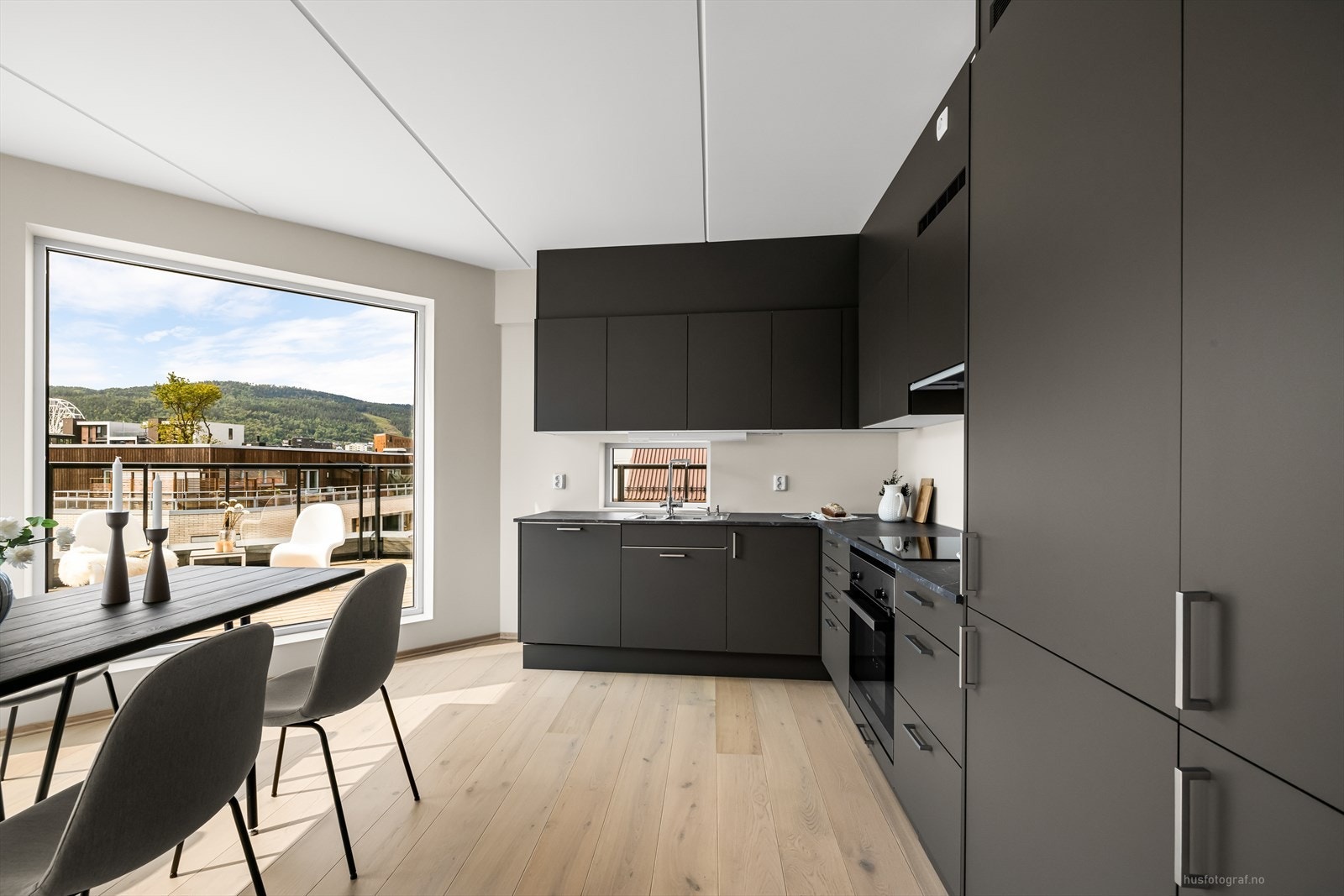 Innredningen er godt utstyrt med integrert oppvaskmaskin, stekeovn, platetopp og kjøl/frys fra Siemens. Galleribilde