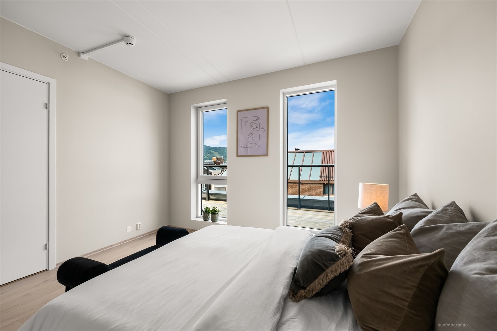 Soverommet har store vindusflater og fint med naturlig lys. Galleribilde