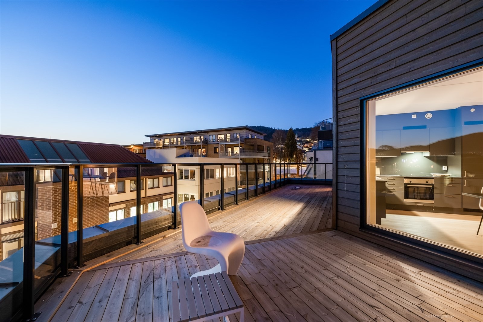 Velkommen til Nedre Storgate 49, en toppleilighet med sol hele dagen og en flott utsikt! Galleribilde