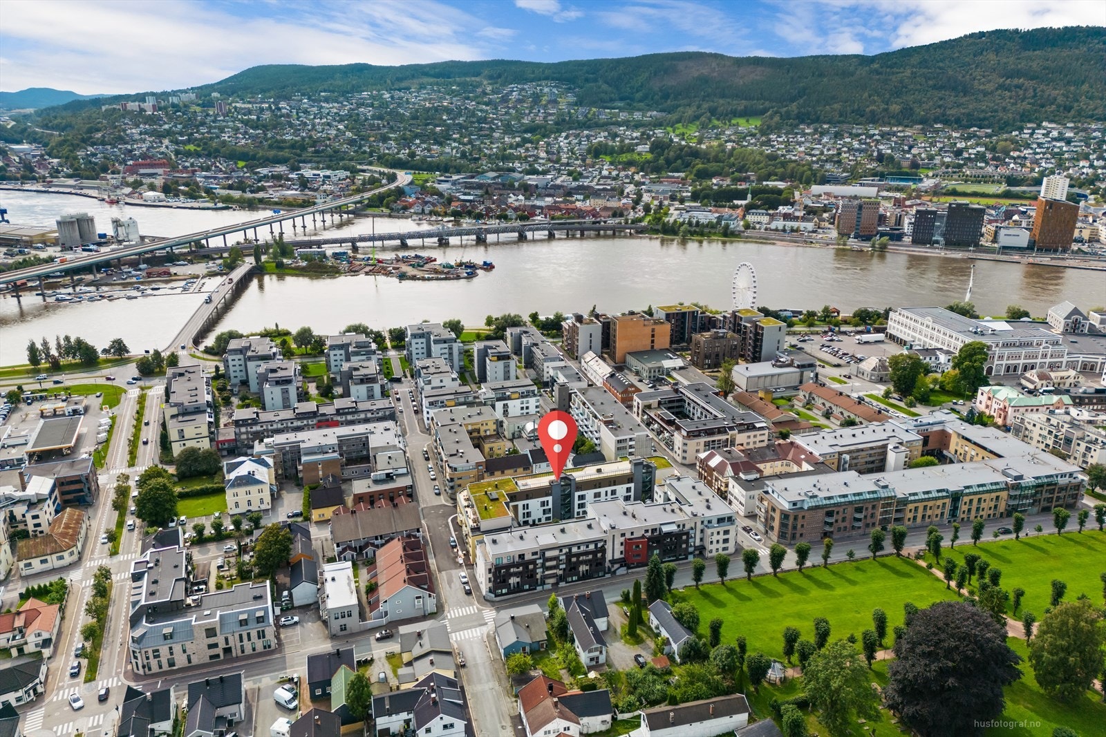 Drammenselva går gjennom Bragernes og Drammen sentrum, og det er bare et par hundre meter å gå fra St. Halvardkvartalet og ned til elvebredden. Galleribilde