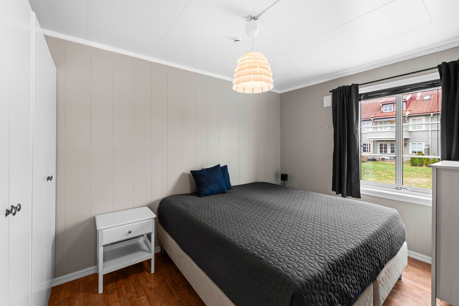 Leiligheten har 2 soverom med god plass til seng og tilhørende møblement. Galleribilde