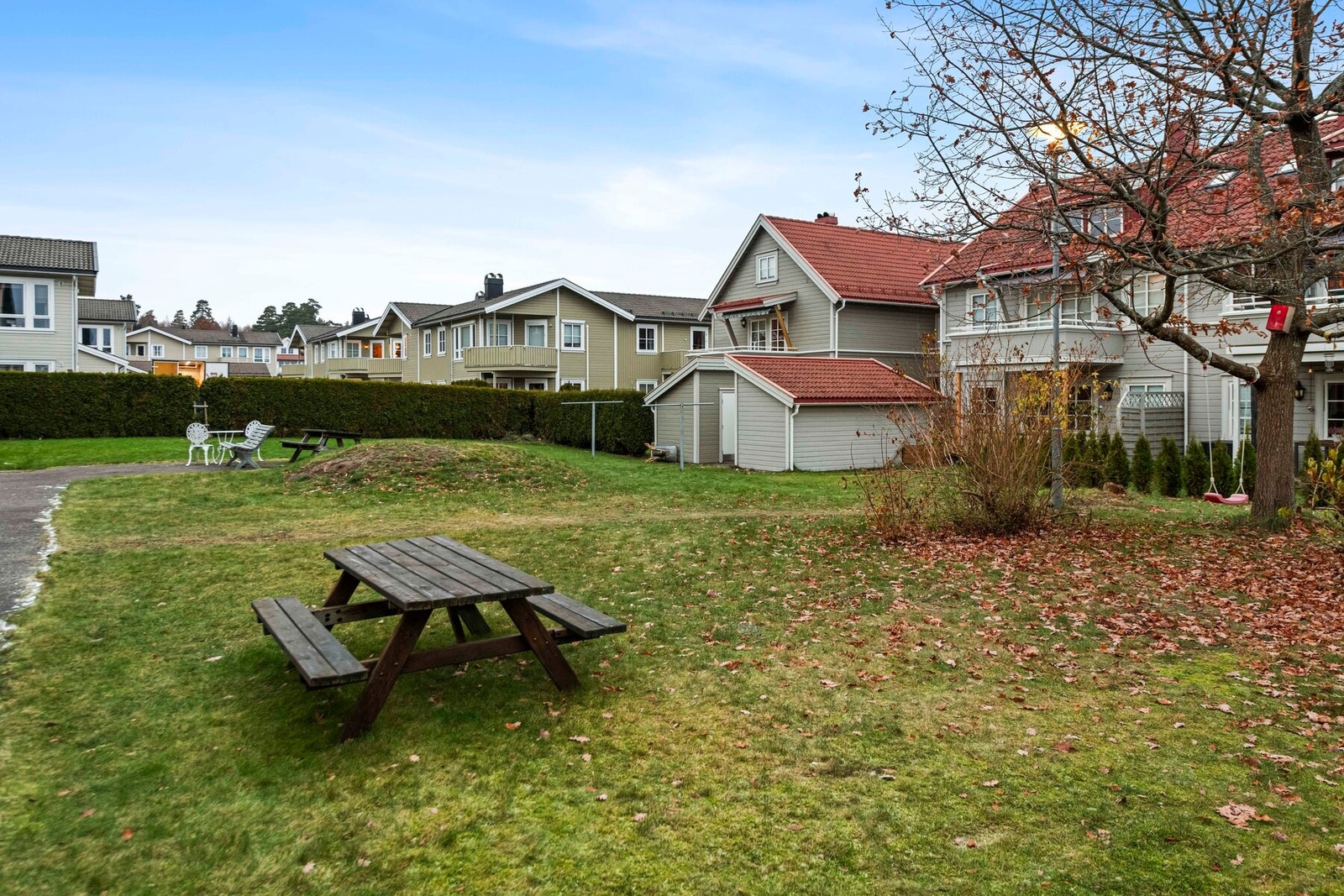 Eiendommen ligger i et trivelig, pent opparbeidet boområde i Rønninglia/Nordre Ringshaug, ca. 5 km fra Tønsberg sentrum. Her bor du skjermet i trafikkstille blindgate, noe som gjør beliggenheten rolig og fredelig. Galleribilde