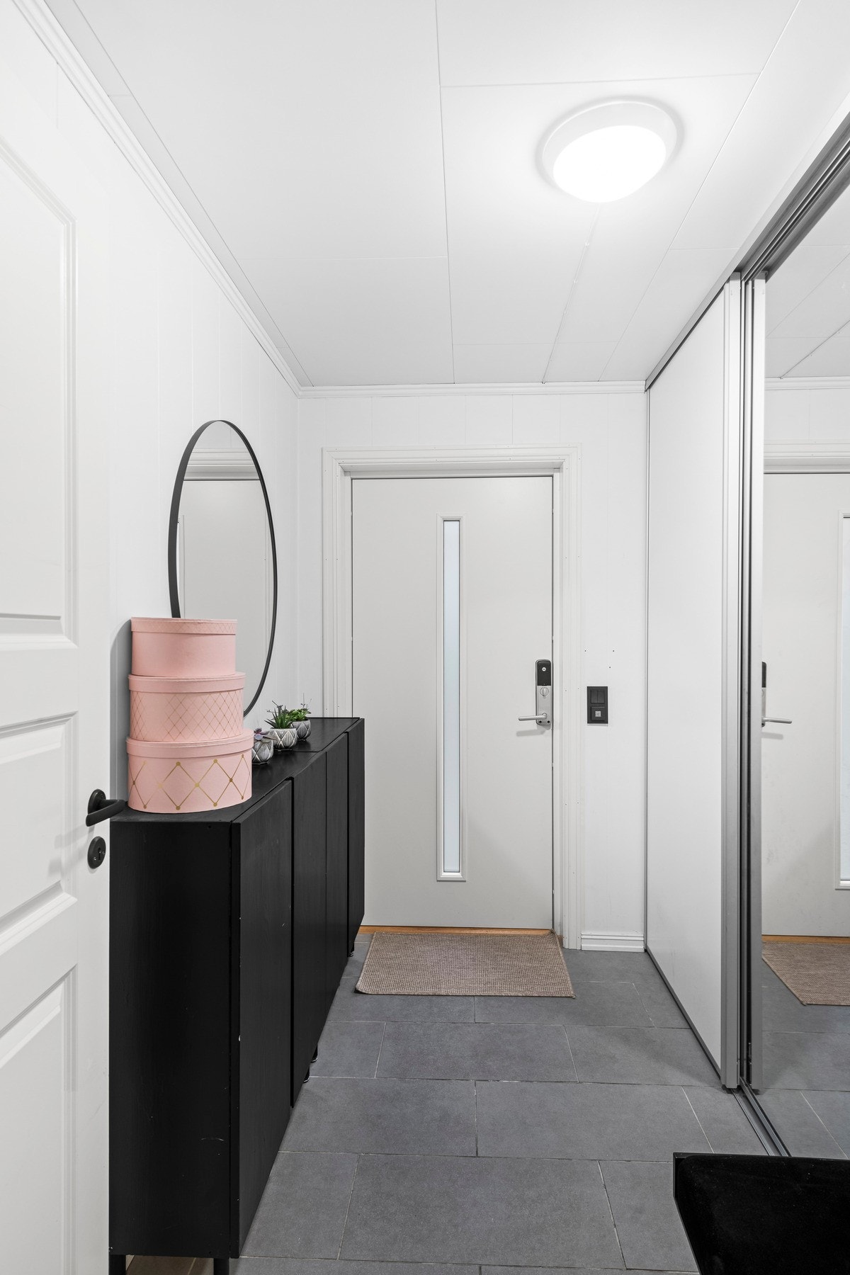 Du kommer inn til en romslig entré som gir deg en god romfølelse i det du kommer inn i leiligheten. Her er det god plass til å henge fra seg yttertøyet i garderobeskapet. Galleribilde