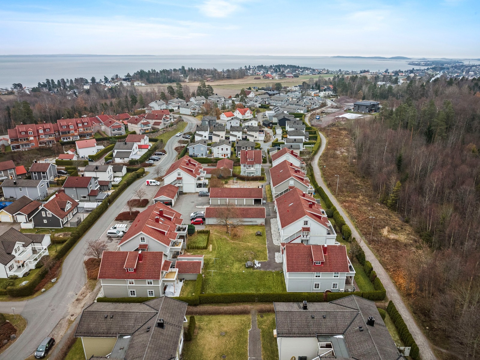 Få minutters gange til flott badestrand på Skallevold og Karlsvika naturreservat. Innenfor kort avstand ligger også kanskje Vestfolds flotteste badestrand, Ringshaugstranda. Galleribilde