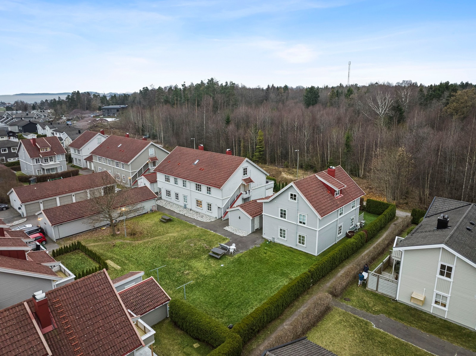 Det er gang- og sykkelsti frem til både skoler og barnehager i tillegg til gangsti/snarveier gjennom nærområdets turstier. Diverse grøntlunger i umiddelbar nærhet til eiendommen med bl.a. balløkke, ulike lekeplasser etc. Galleribilde