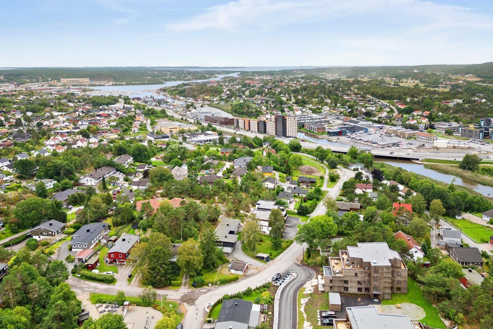 Leilighetene ligger på åsryggen i Pettersandlia i Fredrikstad. Her får du gode solforhold og utsikt mot sør, øst og vest. Galleribilde