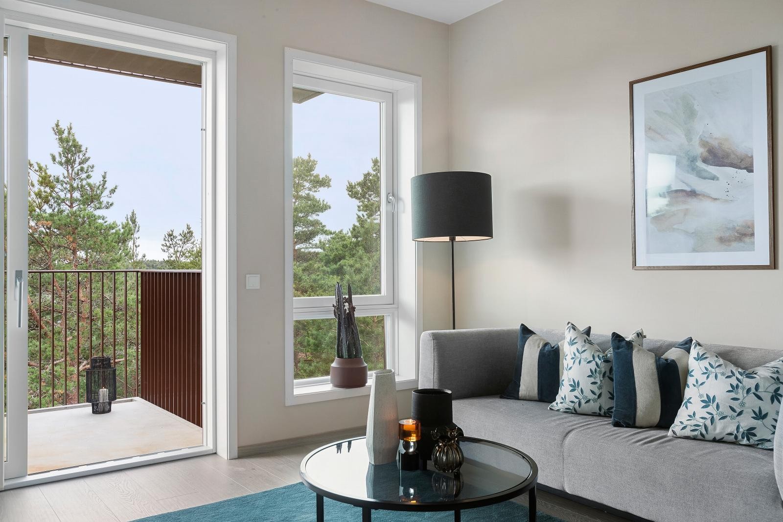Stuen er oppvarmet med varmtvann med radiator og betales gjennom felleskostandene Galleribilde