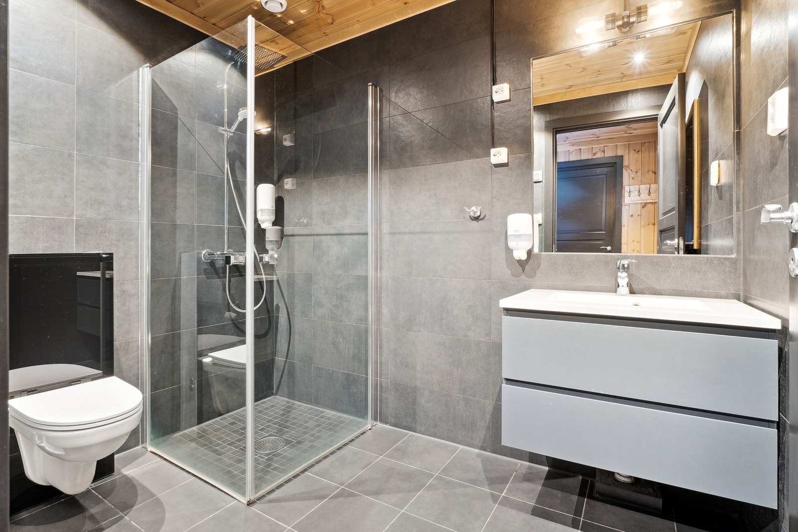 Bad med fliser på golv og vegger Galleribilde