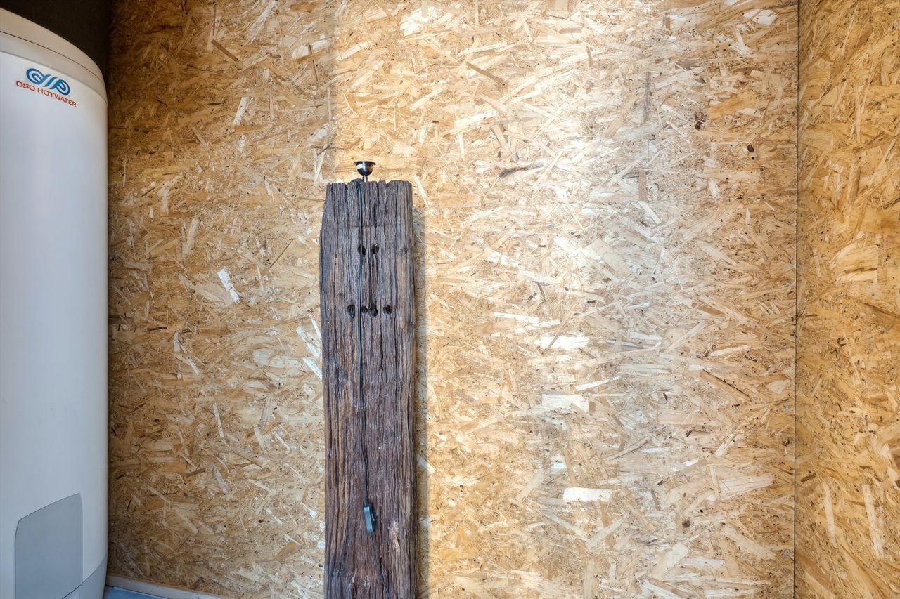 Utvendig bod som holdes låst på utleiedager - God plass for oppbevaring - 280 l varmtvannsbereder Galleribilde