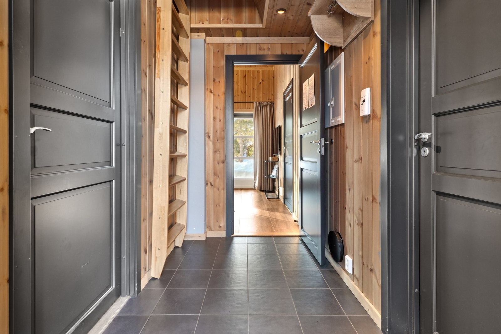 Entré med adkomst til soverom 2 og til bad Galleribilde