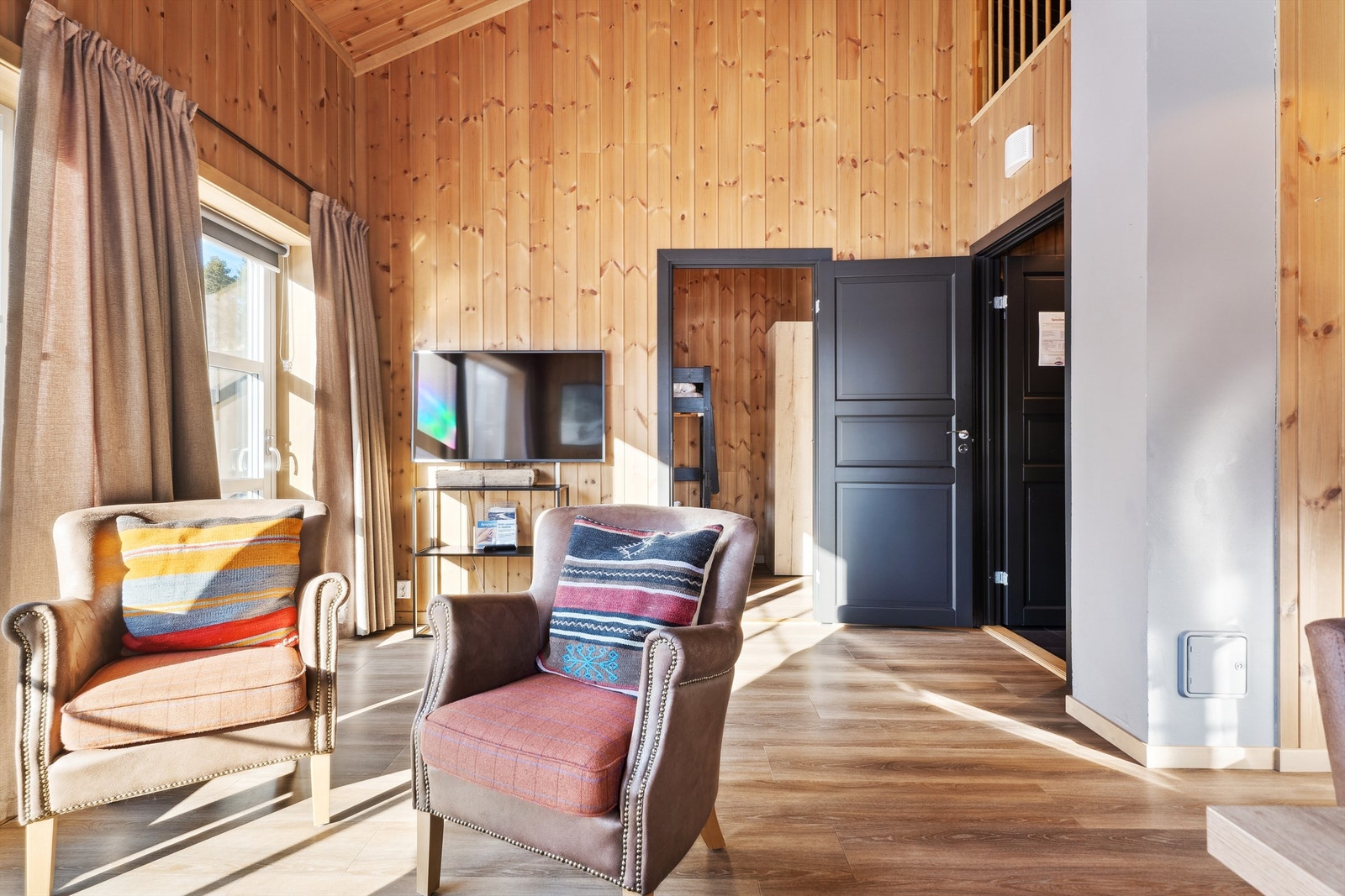 Fra stua er det dør inn til ett av soverommene Galleribilde