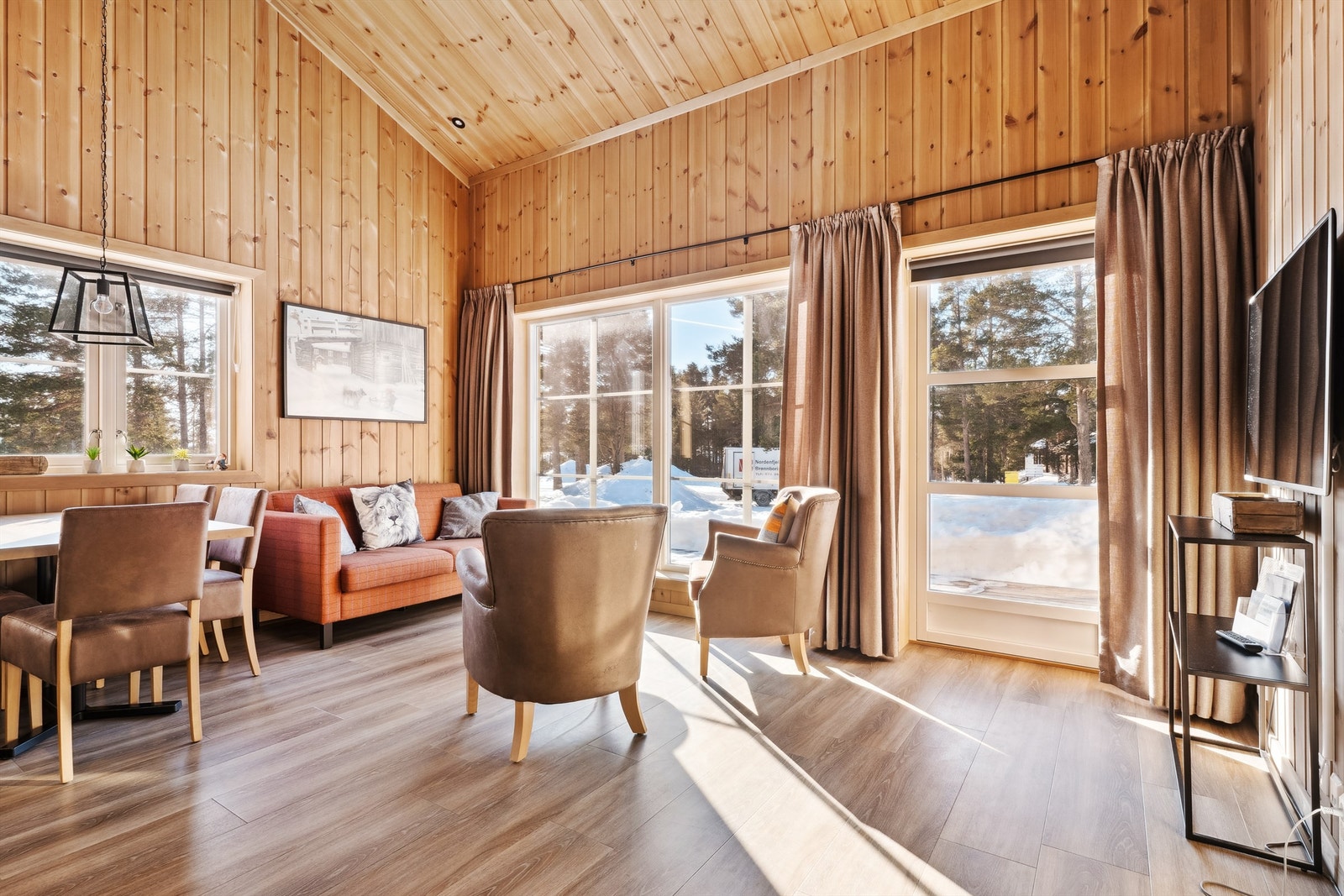 Solrik uteplass utenfor stua Galleribilde