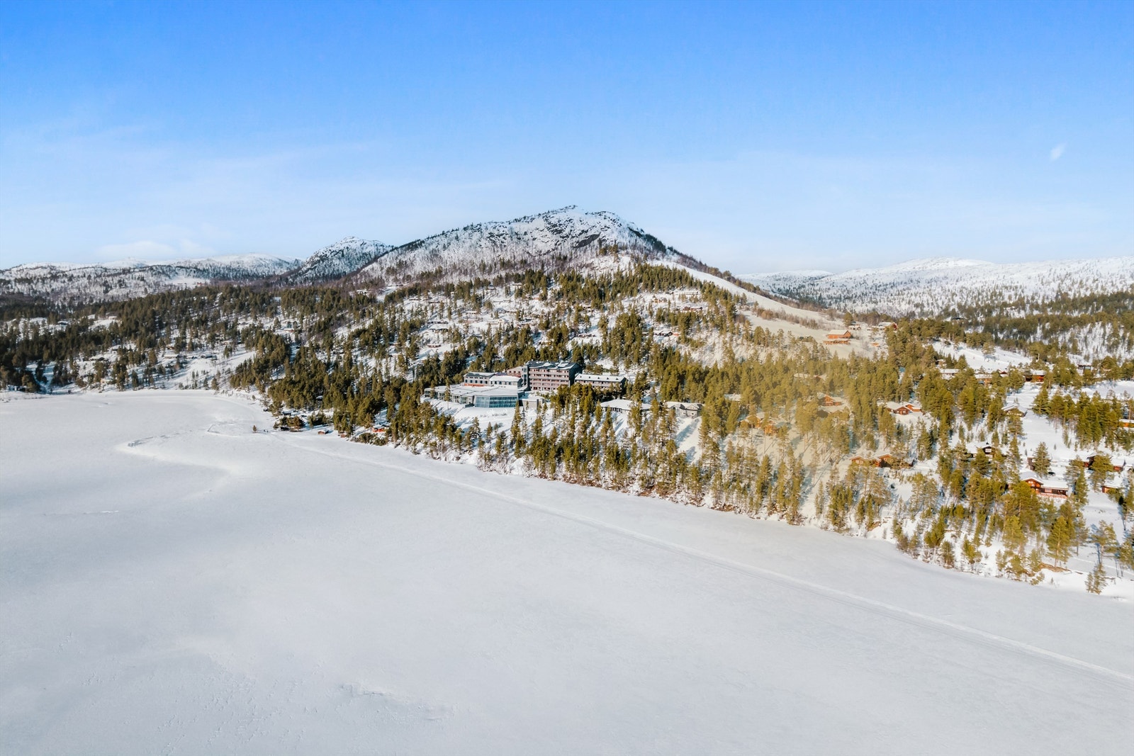 Kort vei med gangsti til Savalen Fjellhotell og Spa - like ved sjøen Galleribilde