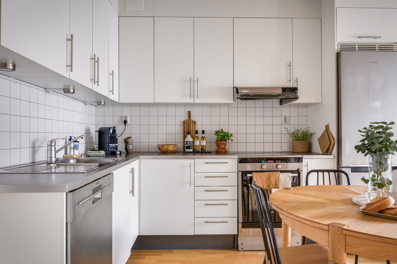 Benkeplaten er av laminat som er det mest slitesterke og vedlikeholdsfrie alternativet. Galleribilde