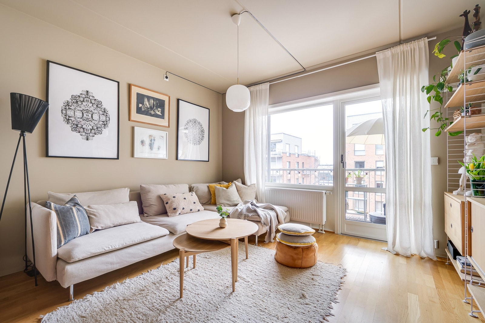 Stuen er enkel å møblere og du har god plass til både sofagruppe, spisebord og TV med tilhørende møblement. Galleribilde