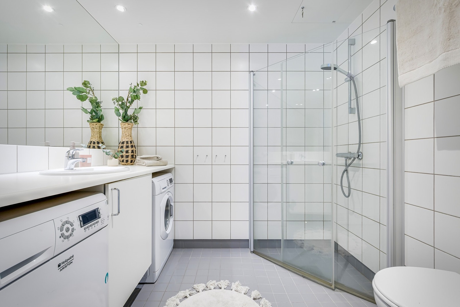 Det er varmekabler i gulv samt opplegg for vaskemaskin og tørketrommel så her har du alt du trenger på baderommet! Galleribilde